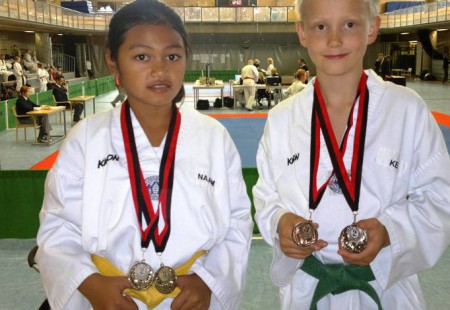 Vuonna 2011 SM_Liigan lasten sarjassa mitalisato Naam ja Keni Suomalainen.