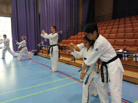 Master Ji-Pyo Lim (7.dan) helps with kawi maki.